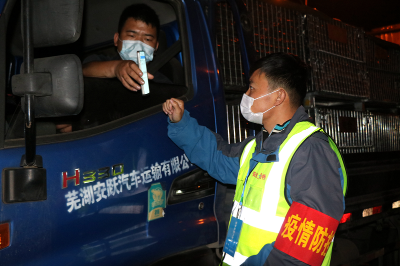 新一輪疫情發(fā)生后，安徽路橋迅速行動(dòng)，組織全體職工和勞務(wù)工人進(jìn)行全員核算檢測(cè)，筑牢疫情防控第一道防線。此外，還積極投身屬地疫情防控，踐行國(guó)企擔(dān)當(dāng)。