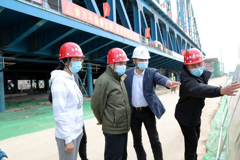 合肥市國資委黨委書記、主任張毅蒞臨繁華大道橋項(xiàng)目指導(dǎo)疫情防控工作 (2)
