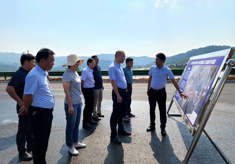 東至縣委副書記、縣長唐禮虎到G530查橋至牛磯段01標(biāo)調(diào)研指導(dǎo)工作