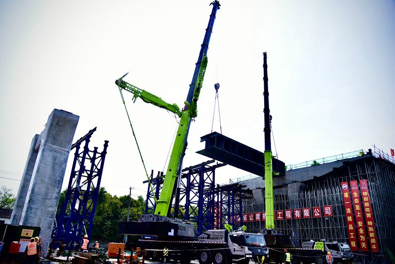 戰(zhàn)疫情 保進(jìn)度:西二環(huán)快速化改造工程高架主線橋首片鋼箱梁成功架設(shè)2