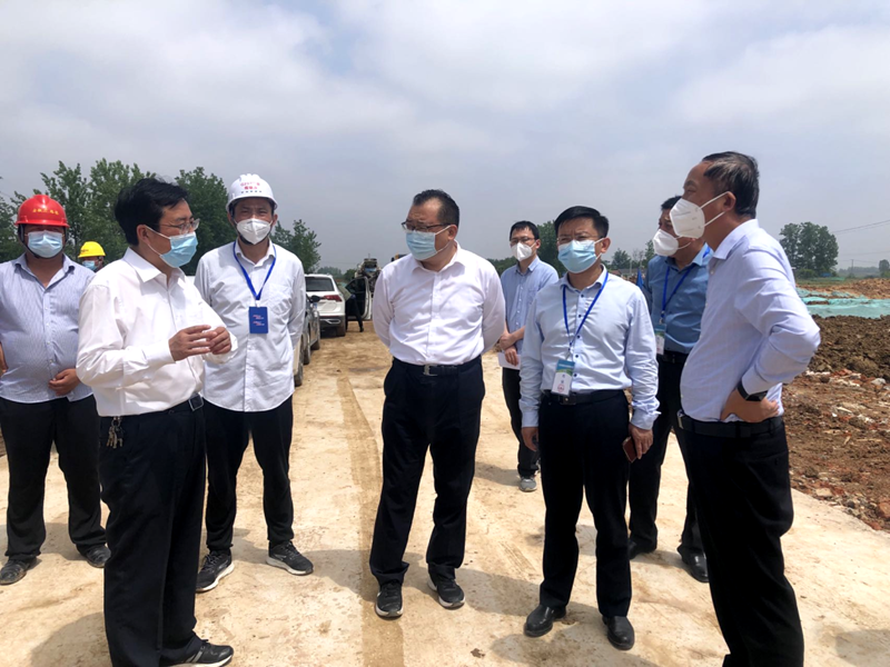 六安市委常委、常務(wù)副市長(zhǎng)劉洪潔赴G237項(xiàng)目督導(dǎo)疫情防控及復(fù)工復(fù)產(chǎn)