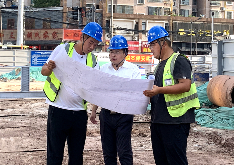 公司黨委書記、董事長錢申春到機場S1線先行段調(diào)研安全生產(chǎn)工作