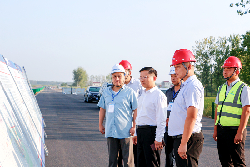 六安市交通運輸局黨組書記、局長朱宏赴S244-03標(biāo)調(diào)研指導(dǎo)工作 (2)