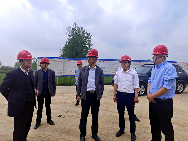 公司黨委副書記，工會(huì)主席王勝利到合周高速04標(biāo)指導(dǎo)工作并慰問(wèn)一線員工2